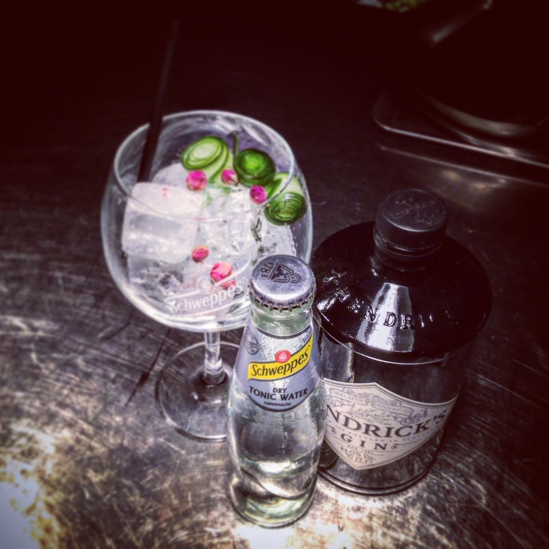 Auf ins Wochenende! #hannover #bocagastrobar #bartime #bar #ginlovers #gintime #gin #hendricksgin #schweppesdrytonic #gurke #rose @pfirsich007 @liquid_and_loyal