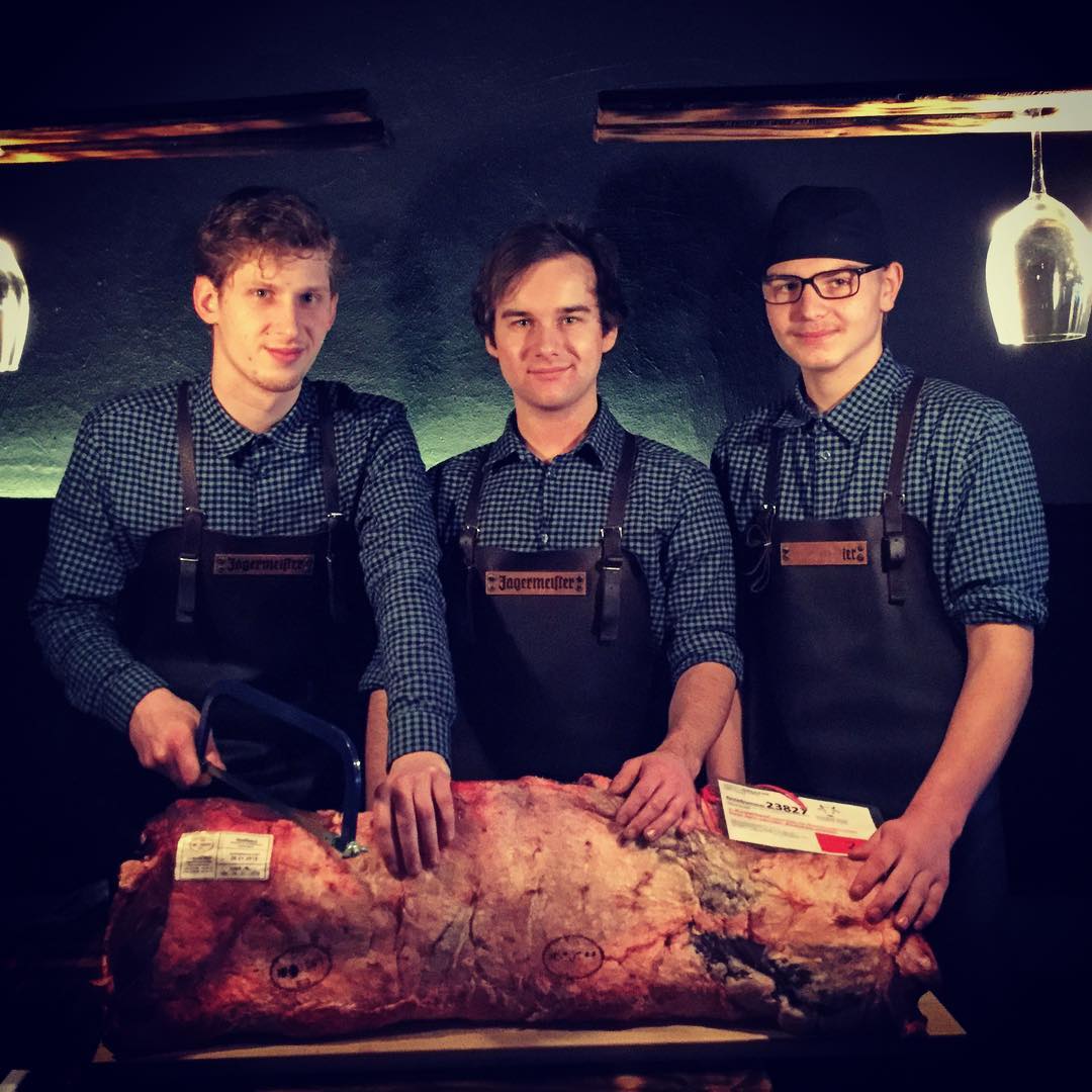 Ab Heute: Rinderrücken am Knochen vom Wümmerind(Kugelschuss geschlachtet) für 2 Personen 40 Euro #hannover #bocagastrobar #new #wümmerind #kitchencrew #team #food #meat #beef #wodielistisst